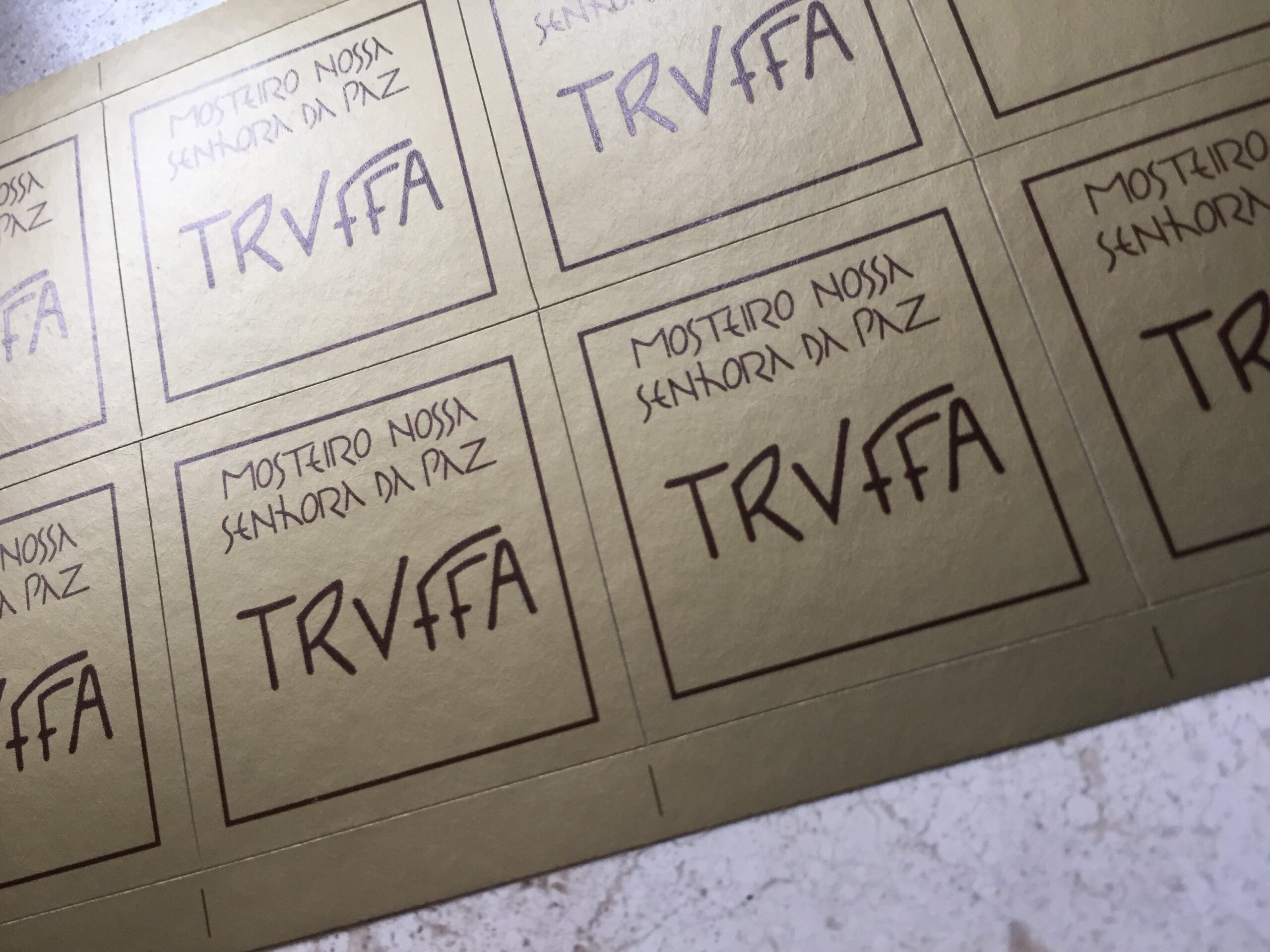Adesivo truffa